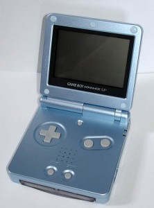 Der GameBoy Advance SP in der Farbe blau.