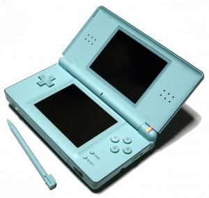 Der Nintendo DS Lite mit Stylus in der Farbe Ice Blue.