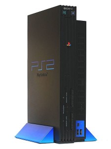 Die PlayStation 2, vertikal aufgestellt.